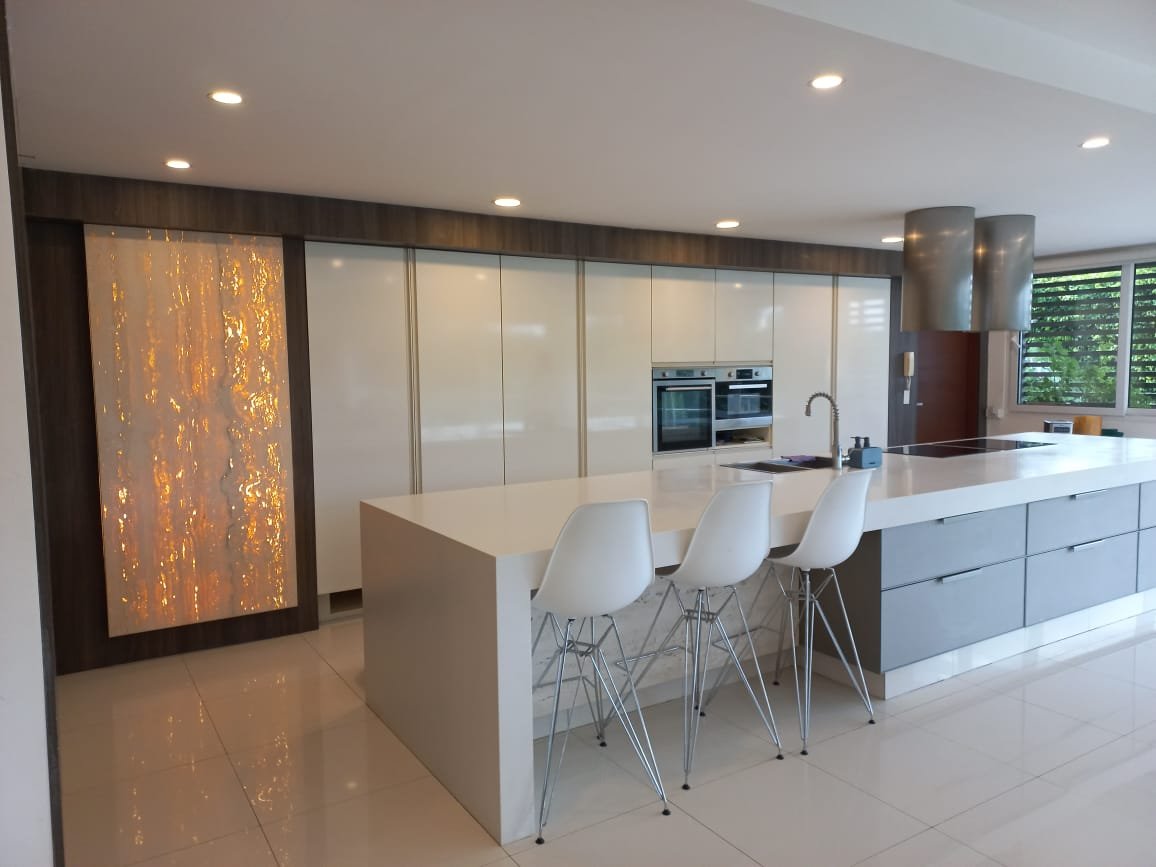 WhatsApp Image 2026-10-13 at 15.07.37 (1) En venta exclusivo Departamento de Lujo amoblado frente a las Canchas de Golf – Las Palmas