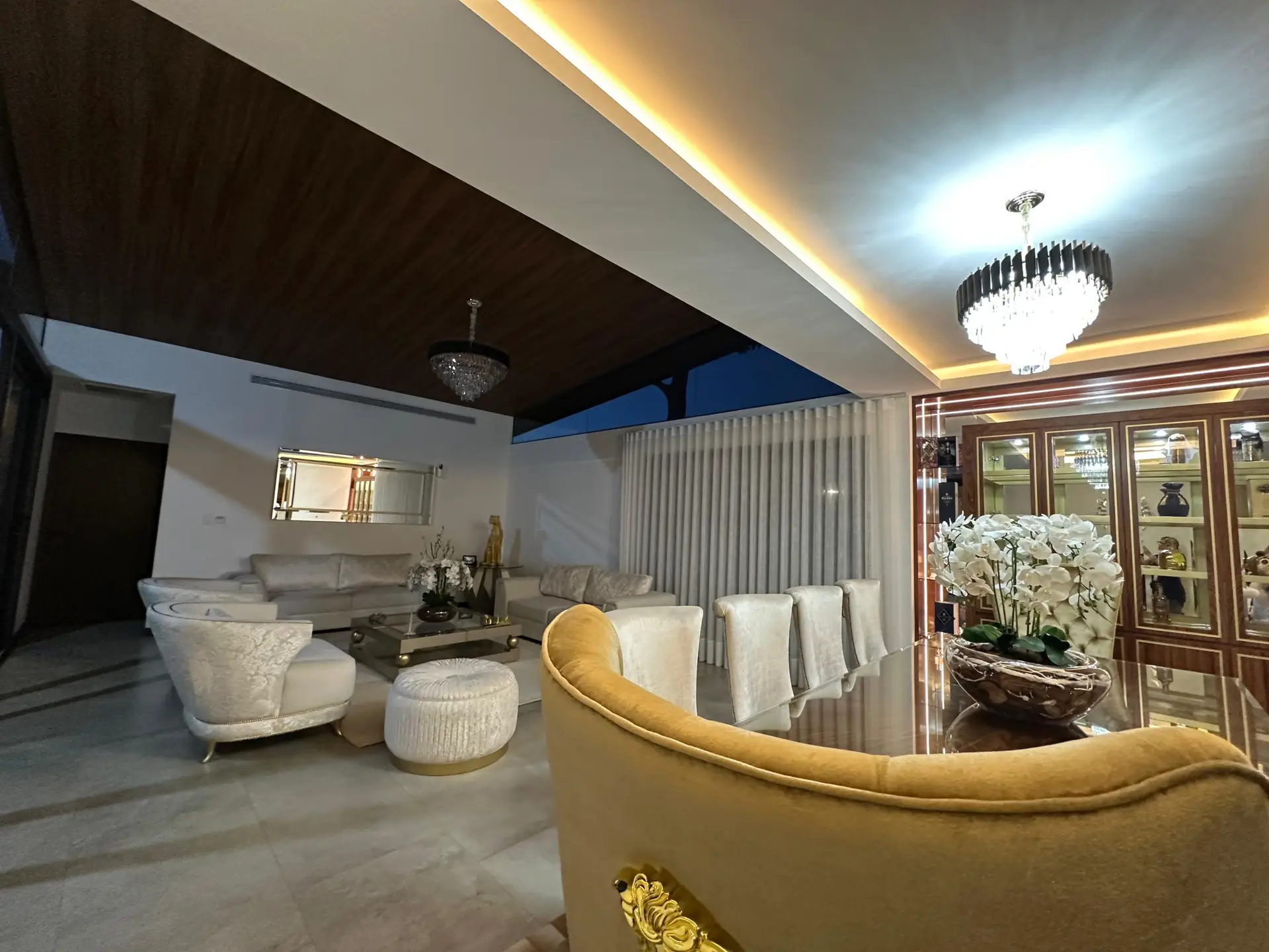 Espectacular Residencia de Lujo en Venta – La Hacienda del Urubó