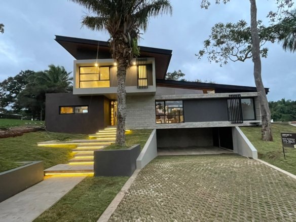 Espectacular Residencia de Lujo en Venta – La Hacienda del Urubó