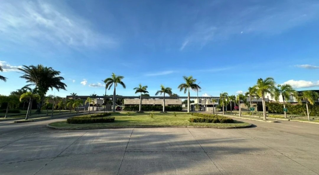 Espectacular Residencia de Lujo en Venta – La Hacienda del Urubó